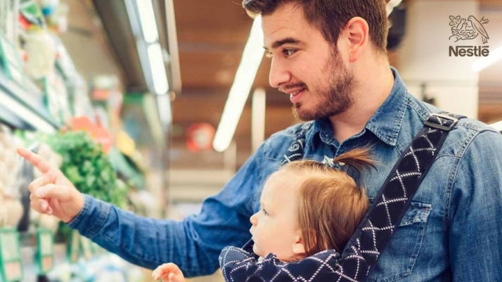 Mann mit Baby beim Einkaufen